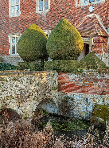 BECKLEY_PARK_OXFORDSHIRE_FROST_FROSTY_WINTER_HOUSE_CLIPPED_TOPIARY_HEDGES_HEDGING_YEW_BRIDGE_MOAT