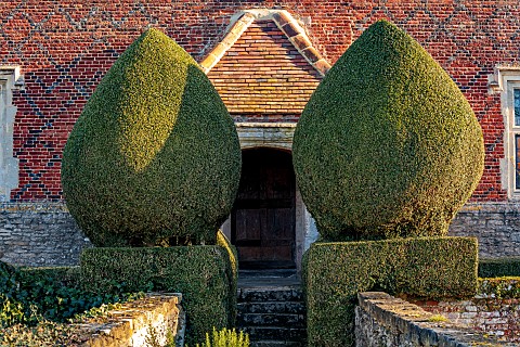 BECKLEY_PARK_OXFORDSHIRE_FROST_FROSTY_WINTER_HOUSE_CLIPPED_TOPIARY_HEDGES_HEDGING_YEW_FRONT_DOOR