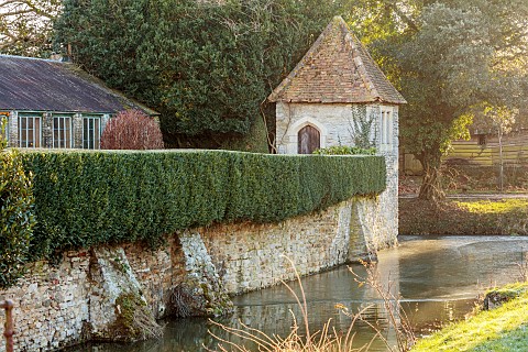 BECKLEY_PARK_OXFORDSHIRE_FROST_FROSTY_WINTER_HOUSE_CLIPPED_TOPIARY_HEDGES_HEDGING_YEW_MOAT