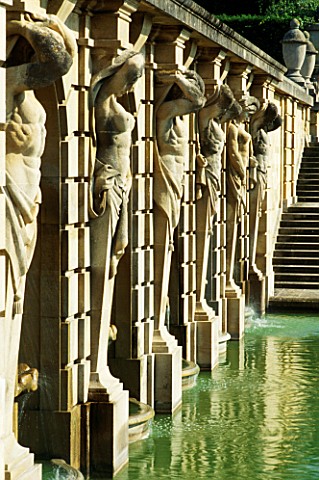 A_ROW_OF_STATUES_LOOK_DOWN_OVER_THE_WATER_TERRACE__BLENHEIM_PALACE__OXFORDSHIRE