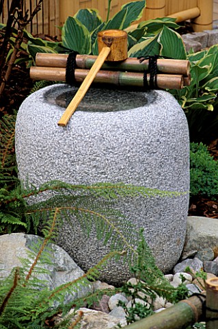 JAPANESE_WATER_FEATURE_IN_THE_GARDEN_OF_OXHERDING_PICTURES_DESIGNERS_ROBERT_KETCHELLEILEEN_TUNNELL_H