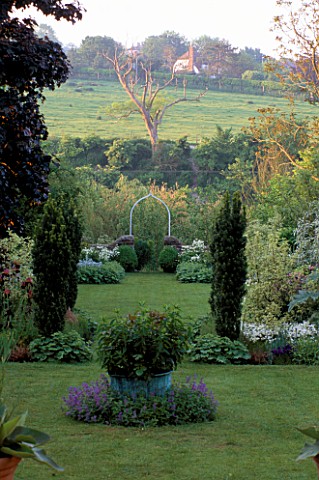 FASTIGIATE_YEWS_GOTHIC_ARCH_DIVIDES_CULTIVATED_AND_WILD_GARDENTHE_WHITE_HOUSEELISABETH_WOODHOUSE