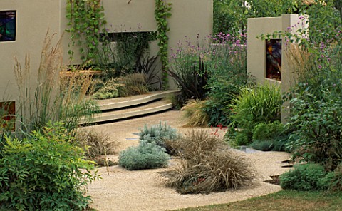GRASSES_VERBENA_BONARIENSIS__STAINED_GLASS_WITH_CREAM_RENDERED_WALLS_IN_A_MODERN_GARDEN_HAMPTON_COUR