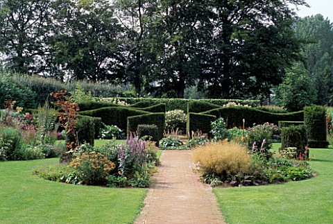 VIEW_DOWN_THE_GARDEN_WITH_UNUSUAL_HEDGING__AT_HUMMELO_IN_THE_NETHERLANDS_DESIGNERS_PIET_AND_ANJA_OUD