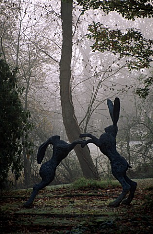 BOXING_HARES_BY_SOPHIE_RYDER_HANNAH_PESCHAR_GALLERY_AND_SCULPTURE_GARDEN__SURREY