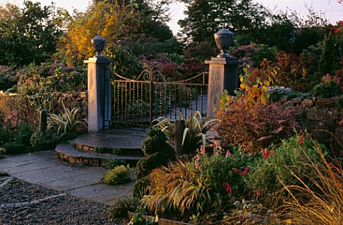 DAWN_LIGHT_HITS_GATES_AND_LEAD_URNS_AUTUMN__LAKEMOUNT__GLANMIRE__EIRE