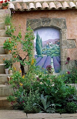ARCHWAY_WITH_TROMPE_LOEIL_PAINTING_BY_JOHN_SIMPSON_IN_THE_BSKYB_GARDEN_DESIGNED_BY_FIONA_LAWRENSON_C
