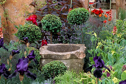 STONE_URN_SURROUNDED_BY_LOLLIPOP_BOX_BALLS__IN_THE_BRITISH_SKY_BROADCASTING_GARDEN_DESIGNED_BY_FIONA