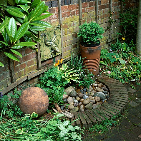 WATER_FEATURE_WALL_MOUNTED_CERAMIC_TOAD_WATER_SPOUT_ABOVE_BRICK_EDGED_PEBBLE_POND_DESIGNER_LUCY_SMIT