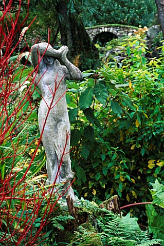APHRODITE_STATUE_WITH_THE_STONE_BRIDGE_OVER_THE_STREAM_IN_THE_BACKGROUND_DOLWEN_GARDEN_POWYS