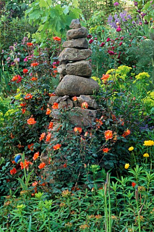ROSA_WARM_WELCOME_IN_FRONT_OF_STONE_PYRE_IN_THE_DAILY_TELEGRAPHAMERICAN_EXPRESS_GARDEN_DES_SARAH_RAV