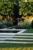 STEPPED WATER FEATURE WITH STONE EDGING AND LAWN. METAL RECTANGULAR SCULPTURE AS FOCAL POINT.  EVENING STANDARD GARDEN. DES: ARABELLA LENNOX-BOYD. CHELSEA 1998