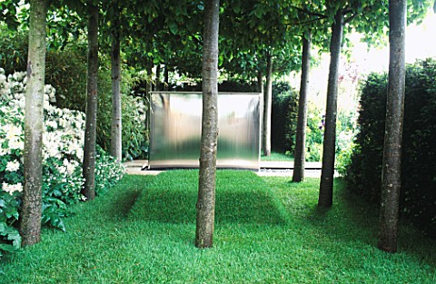 MODERN_METAL_FOUNTAIN_WITHIN_TWO_PLEACHED_LIME_BOSQUETS_EVENING_STANDARD_GARDEN__CHELSEA_98_DESIGNER