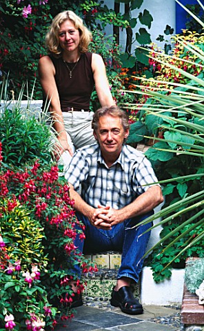 KARLA_AND_ANDREW_NEWELL_IN_THEIR_GARDEN
