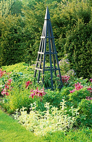 BLUE_OBELISK_IN_SUMMERHOUSE_GARDEN_WITH_TULIP_MAY_TIME_AND_STACHYS_BYZANTINA_LIMELIGHTARROW_COTTAGE_