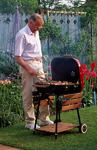 GRAHAM_NICHOLS_AT_THE_BARBECUE_IN_THE_NICHOLS_GARDEN__READING