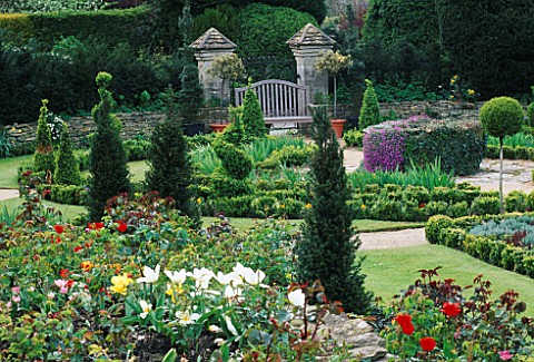 THE_CELTIC_CROSS_KNOT_GARDEN_AND_PARTERRE_THE_ABBEY_HOUSE__WILTSHIRE
