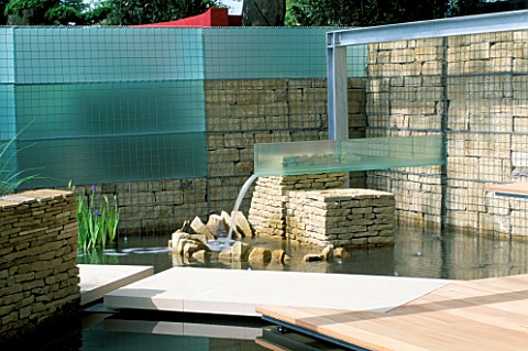 NATURAL_ROCK__GLASS__METAL_MESH__DECKING__GLASS_WATER_SPOUT_IN_MODERN_WATER_GDN_THE_DAILY_TELEGRAPHR