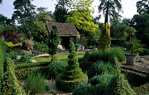 SUMMERHOUSE_IN_THE_WALLED_GARDEN_AT_EASTLEACH_HOUSE__GLOUCESTERSHIRE_WITH_BOX_SPIRALS