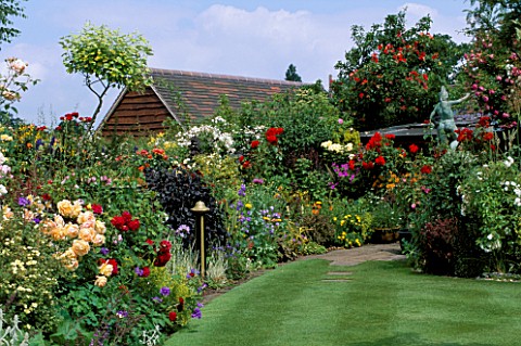 COLOURFUL_BORDERS_WITH_ROSES_CAROLYN_HUBBLES_GARDEN__SHROPSHIRE