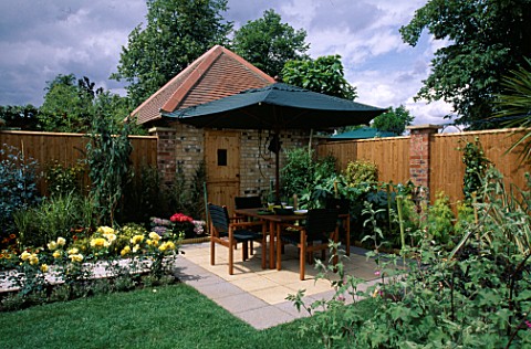 PATIO_WITH_TABLE_CHAIRS_AND_PARASOL_MARSHALLS_GENERATION_GARDEN__HAMPTON_COURT_2000