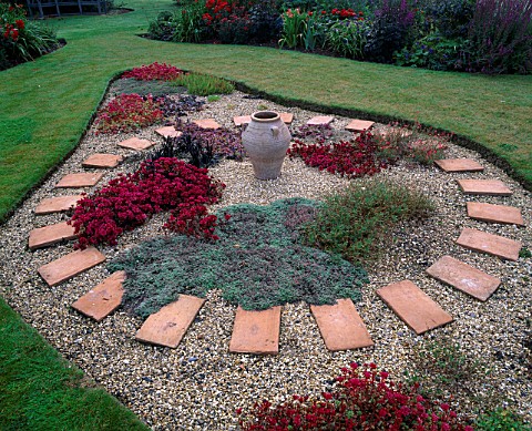 CENTRAL_GRAVEL_BED_IN_THE_MEDITERRANEAN_GARDEN_WITH_THYME__AJUGA_AND_SEDUMS_NYEWOOD_HOUSE__HAMPSHIRE