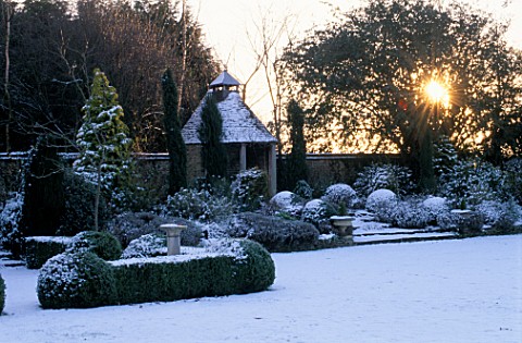 EASTLEACH_HOUSE_GARDEN__GLOUCESTERSHIRE__COVERED_IN_SNOW