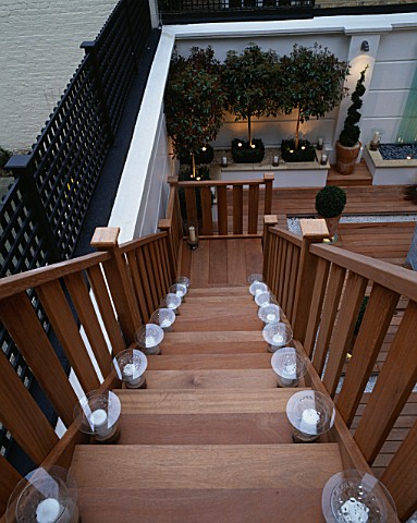 MODERN_ROOF_GARDEN_WITH_WOODEN_STEPS__WHITE_WALLS_AND_STANDARD_PHOTINIAS_DEVELOPMENT_BY_CANDY_BROTHE