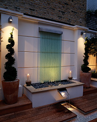 MODERN_ROOF_GARDEN_WITH_DECKING__GLASS_WATER_FEATURE__CLIPPED_BOX__RILL__CANDLES_DEVELOPMENT_BY_CAND