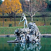 THE FOUNTAIN OF NEPTUNE BY STOLDO LORENZI (1565) STANDS IN THE CENTRE OF TRIBOLOS POOL  BOBOLI GARDENS  FLORENCE  ITALY