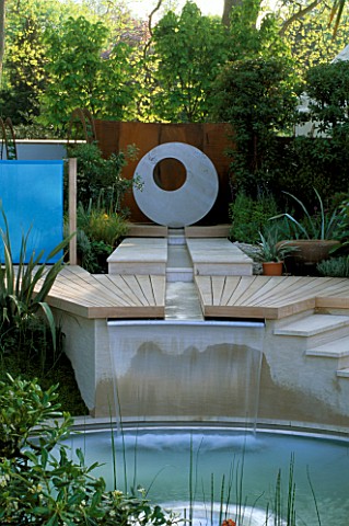 RILL_WITH_POOL__DECKING__RUSTY_METAL_SCREEN__AND_CONCRETE_CIRCULAR_WATER_FEATURE_CIRC_GARDEN__CHELSE