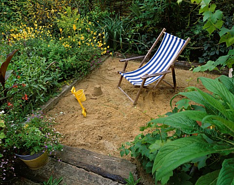 SANDPIT_WITH_RAILWAY_SLEEPER_EDGES_AND_DECKCHAIR_DAVID_AND_MARIE_CHASES_GARDEN__HAMPSHIRE