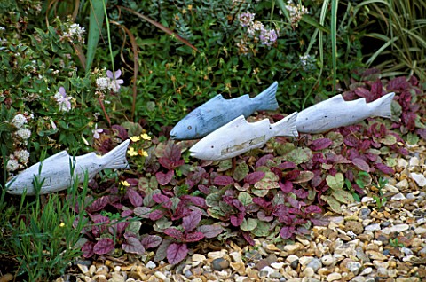 WOODEN_FISH_SCULPTURE_IN_DAVID_AND_MARIE_CHASES_GARDEN__HAMPSHIRE