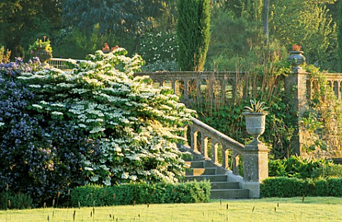 SPRINGTIME_ON_THE_TERRACES__AT_ENGLEFIELD_HOUSE__BERKSHIRE