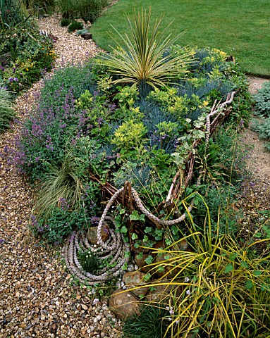 WICKERWORK_BOAT_WITH_ROPE_FILLED_WITH_FESTUCA_GLAUCA_AND_CORDYLINE__IN_DAVID_AND_MARIE_CHASES_GARDEN