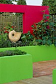 THE SPECSAVERS GARDEN: CONCRETE RENDERED WALLS PAINTED LIME GREEN AND RED. DESIGNERS: NAILA GREEN AND LEE JACKSON