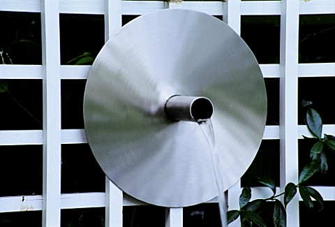 WATER_FEATURE_STAINLESS_STEEL_DISC_AND_SPOUT