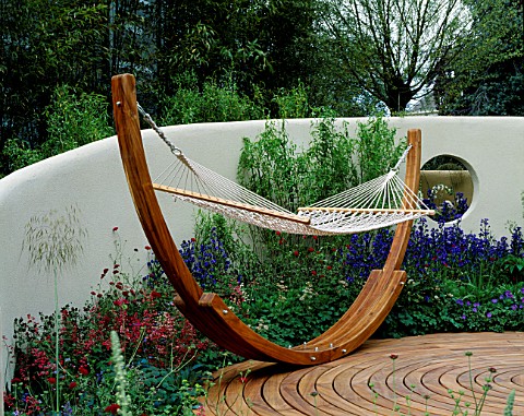 RENDERED_WALL__DECKING_AND_GIANT_WOODEN_HAMMOCK_THOMPSON_LANDSCAPES__CHELSEA_2002_DESIGN_BY_ERIK_DE_
