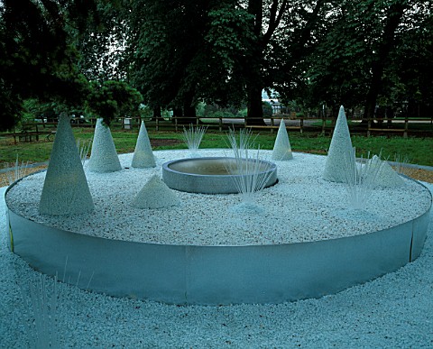 GARDEN_BY_STEPHEN_WOODHAMS_AT_WESTONBIRT_FESTIVAL_OF_GARDENS__2002_CRUSHED_GLASS__GLASS_CONES_AND_ME