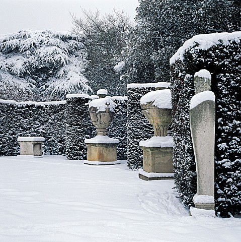 SNOW_COVERED_STATUES_AND_URNS_AT_THE_CONFLUENCE_OF_THE_PATTE_DOIE_PATHS_AT_CHISWICK_HOUSE__LONDONNEW