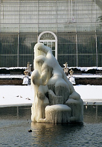 FROZEN_STATUE_IN_FRONT_OF_THE_PALM_HOUSE_KEW_GARDENS__LONDON