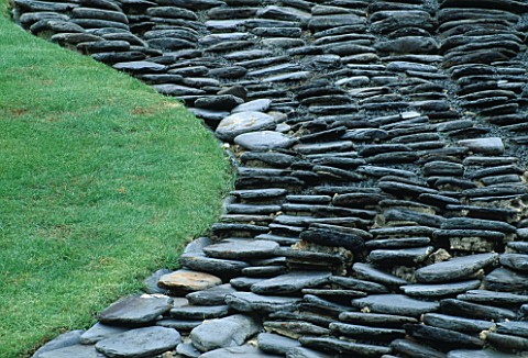 SLATES_AND_GRASS_IN_THE_SWIMMER__A_JAPANESE_INSPIRED_LANDSCAPE_BY_TONY_HEYWOOD_OF_CONCEPTUAL_GARDENS
