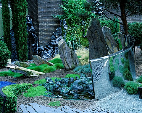 HELTER_SKELTER___GARDEN_CREATED_BY_TONY_HEYWOOD_OF_CONCEPTUAL_GARDENS__LONDON_BOX_HEDGING___ROCKS__S