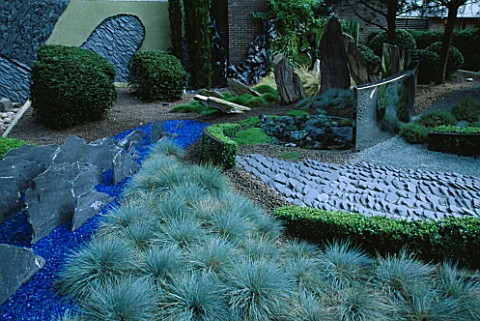 HELTER_SKELTER___GARDEN_CREATED_BY_TONY_HEYWOOD_OF_CONCEPTUAL_GARDENS__LONDON_BOX_HEDGING__FESTUCA_G