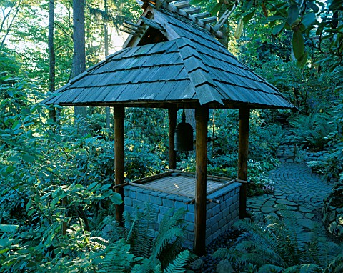 JAPANESE_BELL_TOWER_IN_THE_WOODLAND_DESIGNERS_ILGA_JANSONS_AND_MIKE_DRYFOOS__SEATTLE__USA