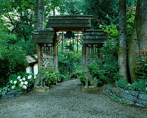 ENTRANCE_TO_THE_KOI_POND_AREA_WITH_HYDRANGEAS_DESIGNERS_ILGA_JANSONS_AND_MIKE_DRYFOOS