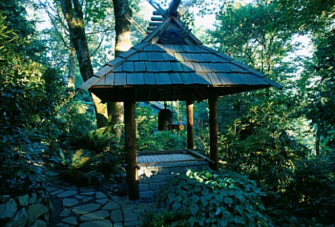THE_JAPANESE_BELL_TOWER_IN_THE_WOODLAND_DESIGNERS_ILGA_JANSONS_AND_MIKE_DRYFOOS__SEATTLE__USA