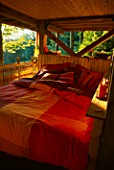 AN OUTDOOR BED IN THE THE MULTI STOREY TREE HOUSE IN THE WOODLAND. DESIGNERS: ILGA JANSONS AND MIKE DRYFOOS  SEATTLE  USA