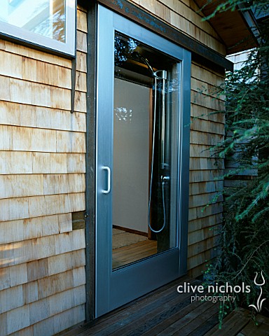 THE_OUTDOOR_SHOWER_SEEN_FROM_OUTSIDE_WITH_THE_DOOR_CLOSED_DESIGNED_BY_BOB_SWAIN__SEATTLE__USA
