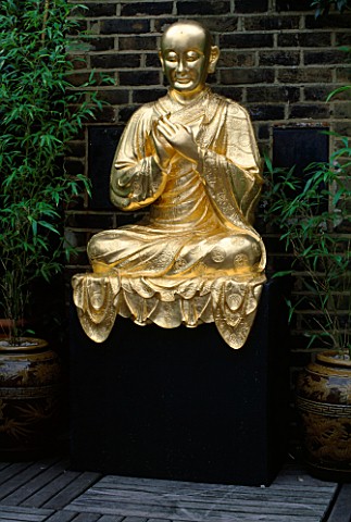 GOLD_BUDDHA_IN_A_ROOF_GARDEN_DESIGNED_BY_CLAIRE_MEE
